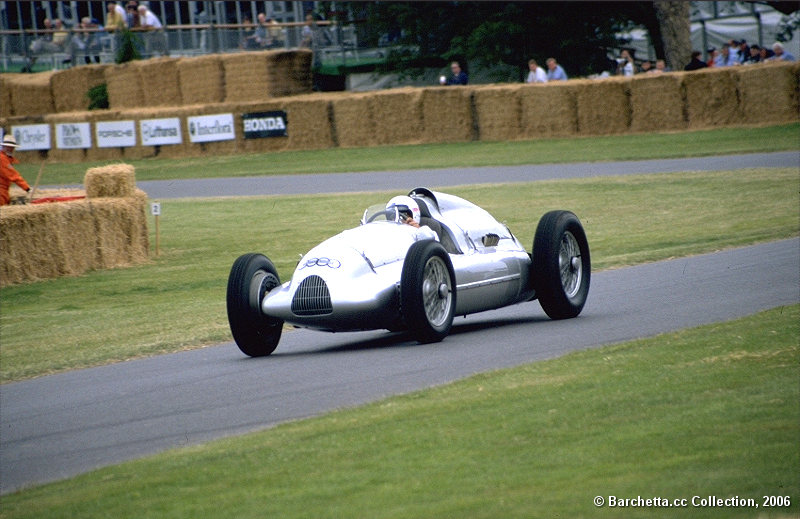 Michele Alboreto am Steuer des Auto Union D-Typ aus 1939, der dem Ehepaar Karassik aus Florida gehört, die ihn Audi bei würdigen Anlässen zur Verfügung stellt