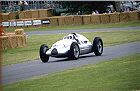 Michele Alboreto am Steuer des Auto Union D-Typ aus 1939, der dem Ehepaar Karassik aus Florida gehört, die ihn Audi bei würdigen Anlässen zur Verfügung stellt