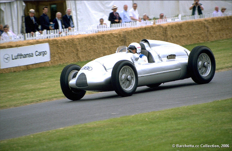 Michele Alboreto am Steuer des Auto Union D-Typ aus 1939, der dem Ehepaar Karassik aus Florida gehört, die ihn Audi bei würdigen Anlässen zur Verfügung stellt