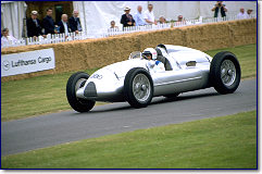 Michele Alboreto am Steuer des Auto Union D-Typ aus 1939, der dem Ehepaar Karassik aus Florida gehört, die ihn Audi bei würdigen Anlässen zur Verfügung stellt